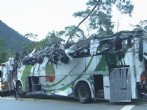 Após capotamento, ônibus que levava estudantes ficou completamente destruído. Foto: Reprodução/TV Tribuna